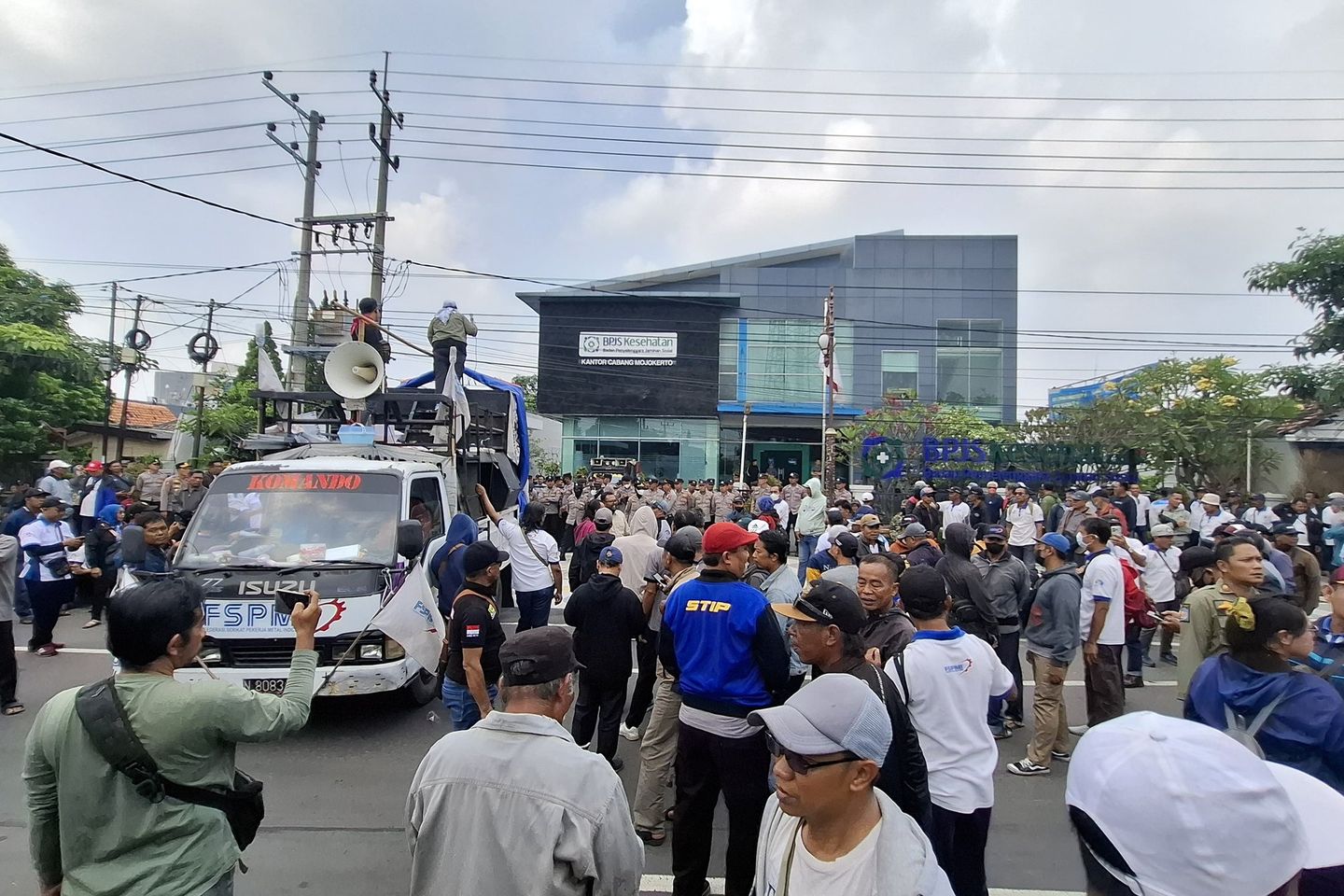 Ratusan Buruh PT Pakerin Demo BPJS Kesehatan Mojokerto, Tak Bisa Berobat karena Kepesertaan Nonaktif