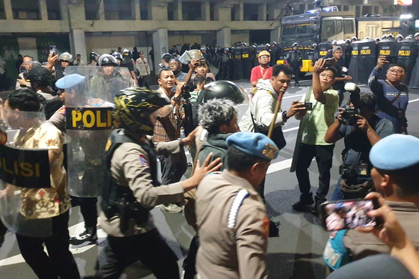 Demo Ricuh Ganggu Renovasi Gedung Grahadi, Pemprov Pastikan Perbaikan Tetap Berlanjut