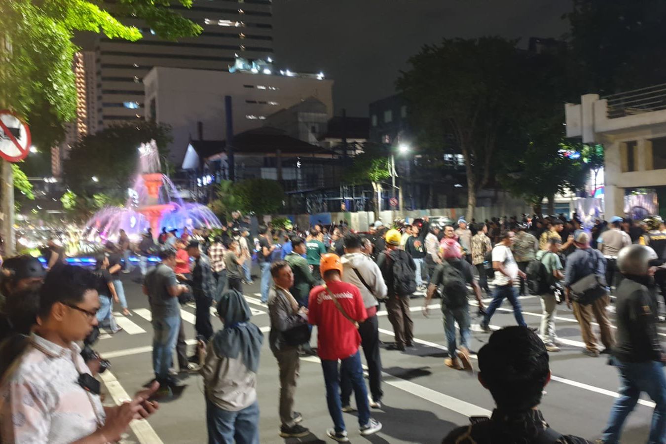 Massa #IndonesiaSekarat Tuntut Dialog dengan Pemerintah, Aksi di Grahadi Surabaya Berakhir Ricuh