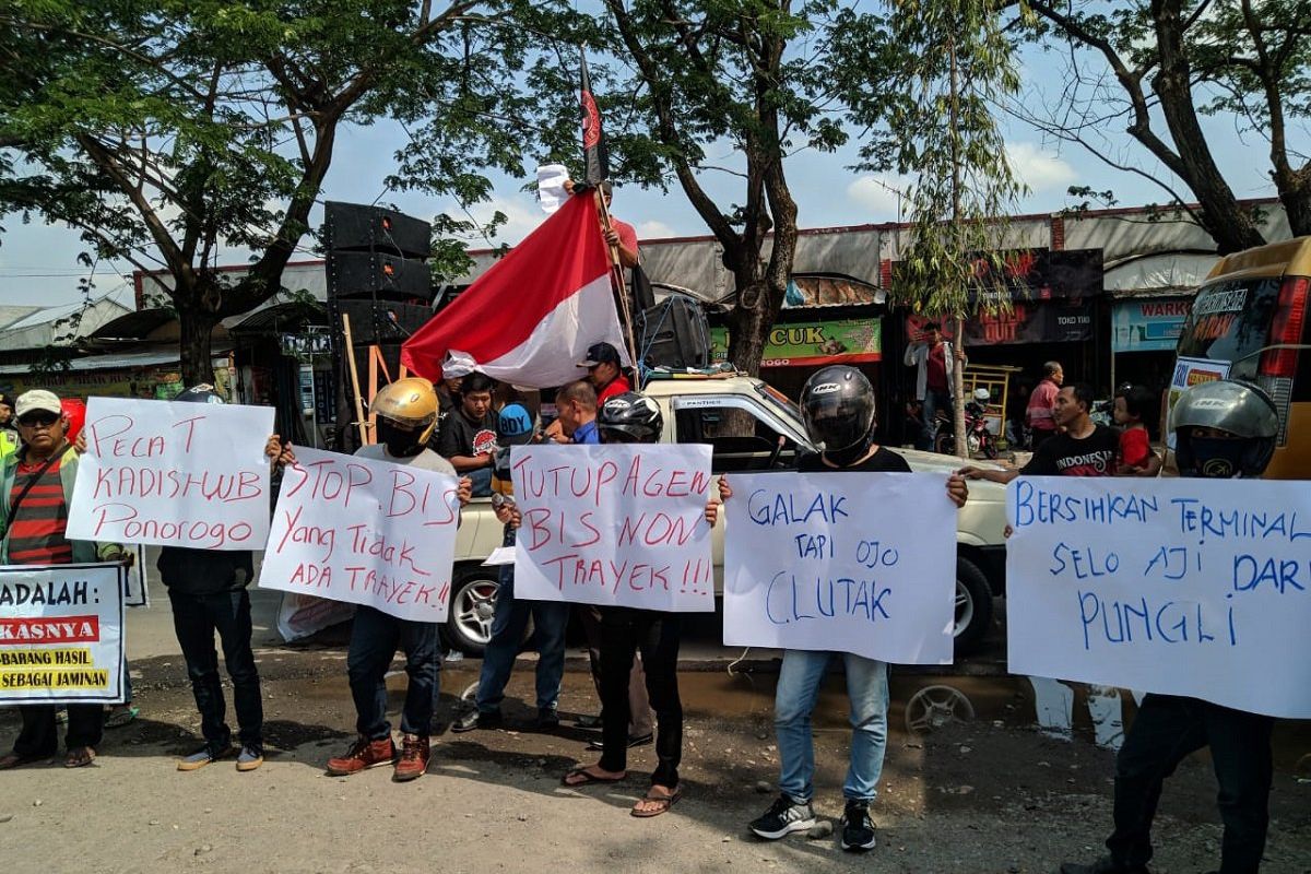 Diduga Marak Trayek Bodong, Warga Ponorogo Geruduk Terminal