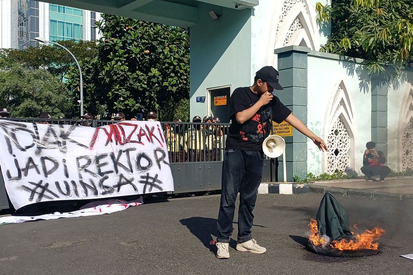Demo Mahasiswa UINSA Desak Plt. Rektor Akh Muzakki Mundur demi Jaga Independensi Kampus