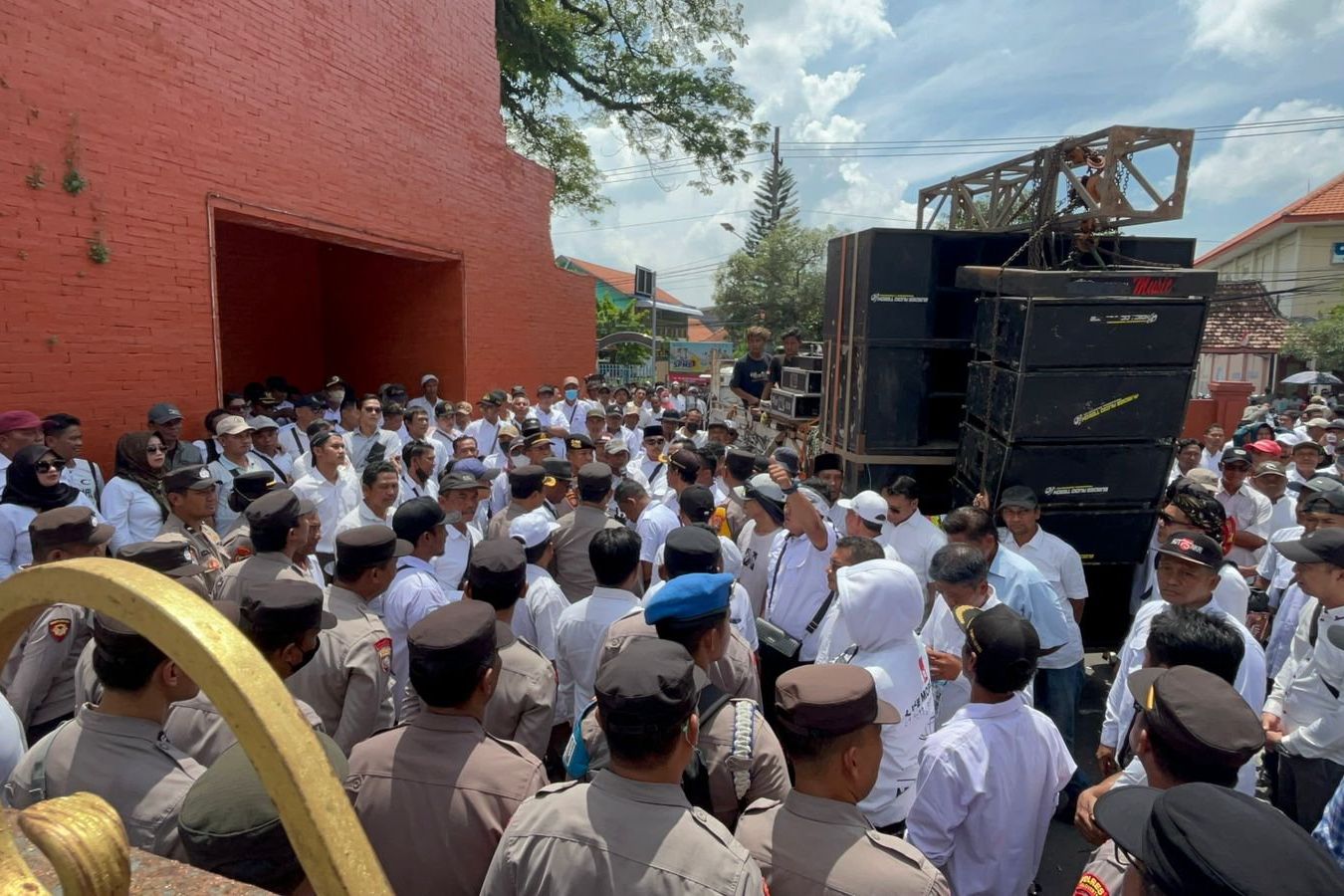 Protes Pemangkasan ADD 2026, Ratusan Kades Mojokerto Demo Pemkab hingga Nyaris Ricuh