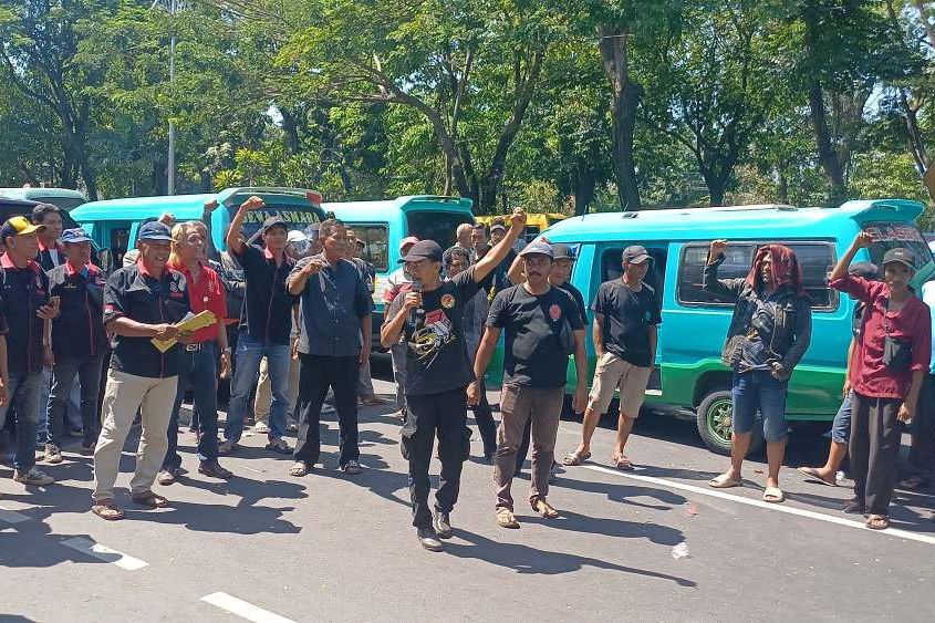 Tolak Halte Medaeng Jadi Transit Trans Jatim, Sopir Angkot Demo Dishub Jatim