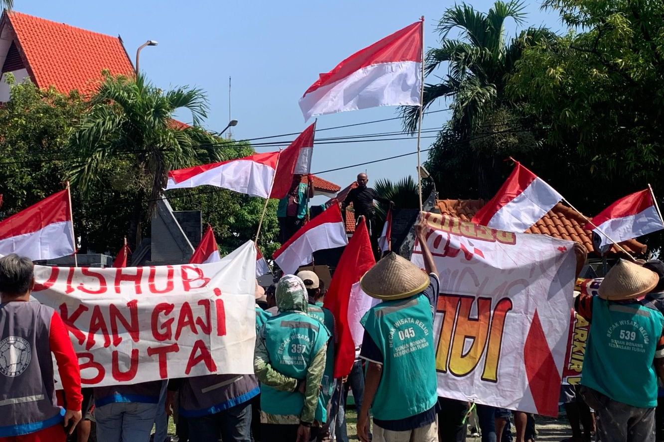 Shuttle Dituding Matikan Ekonomi Terminal, Puluhan Tukang Becak dan Pedagang Mengadu ke DPRD Tuban
