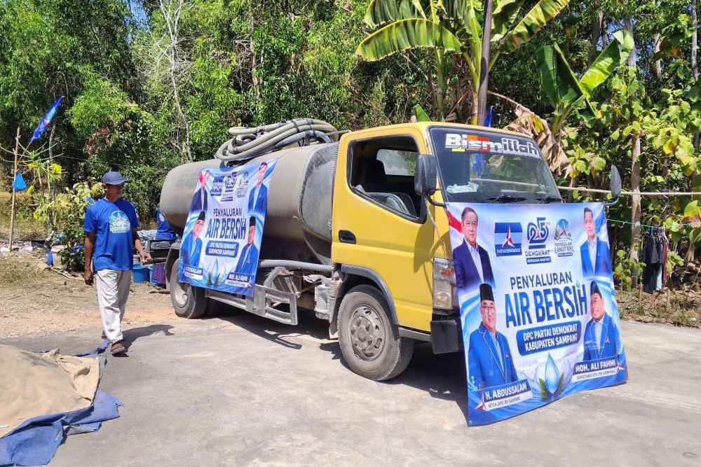Sambut HUT ke-25, DPC Partai Demokrat Sampang Distribusikan Bantuan Air Bersih
