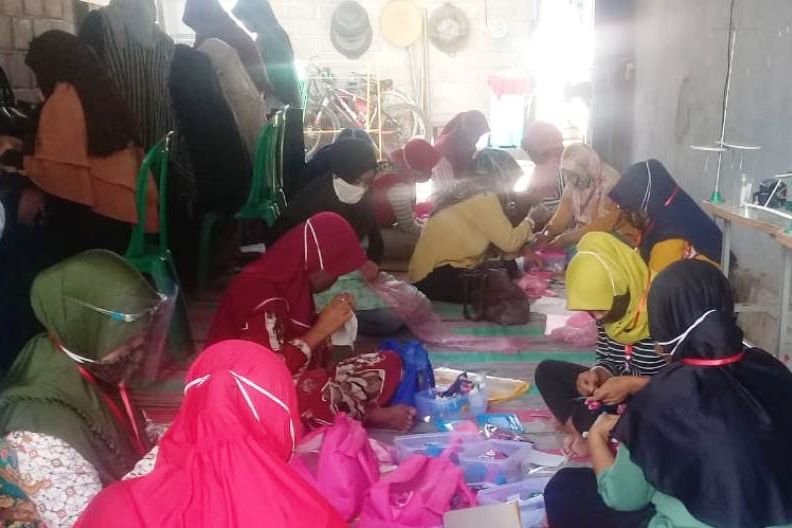 Emak-emak Terdampak Covid-19 Dilatih Keterampilan Bikin Masker