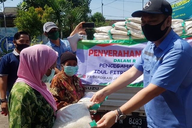 Bantuan 600 Paket Beras untuk Warga Terdampak Covid-19 di Probolinggo