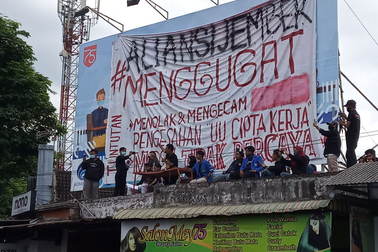 Demo Tolak Cipta Kerja di Jember Ricuh
