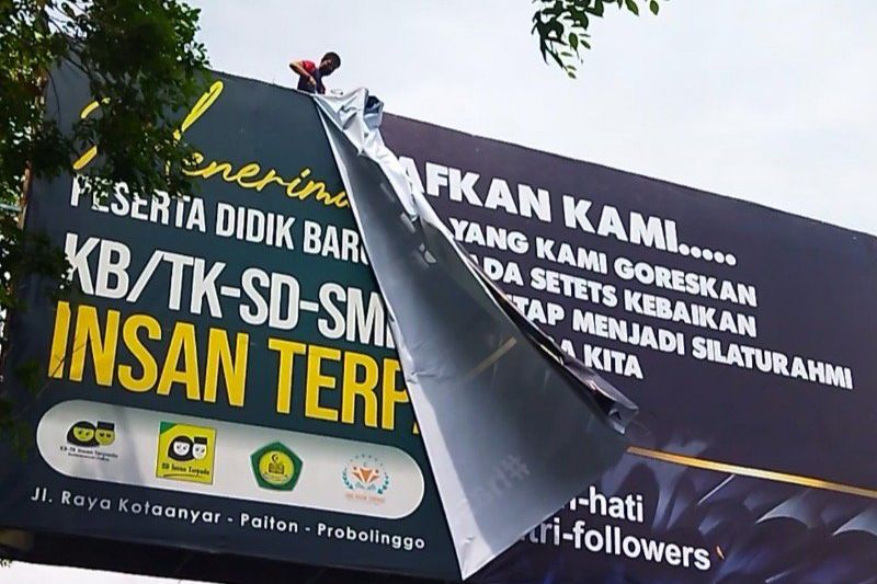 Banner Ungkapan Maaf Relawan Hasan-Tantri yang Tidak Berizin Akhirnya Diturunkan Satpol PP