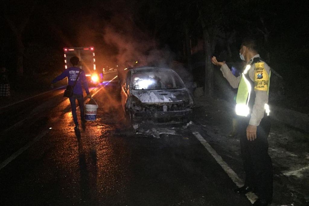 Mobil Warga Sidoarjo Terbakar di Ruas Jalan Ponorogo-Pacitan