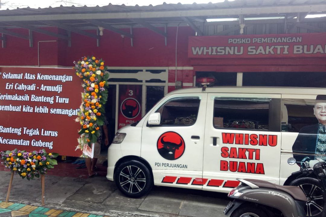 Banteng Tegak Lurus Kirim Karangan Bunga untuk Anugrah Rayakan Kemenangan Eri Cahyadi-Armuji