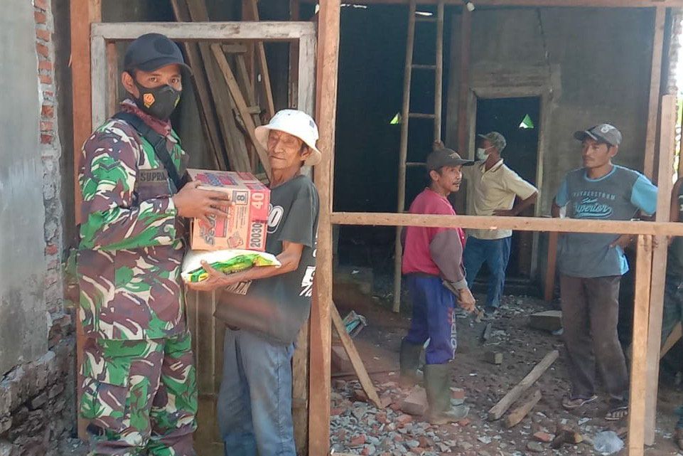 KODIM 0820 Distribusikan Bantuan Bagi Korban Gempa Probolinggo