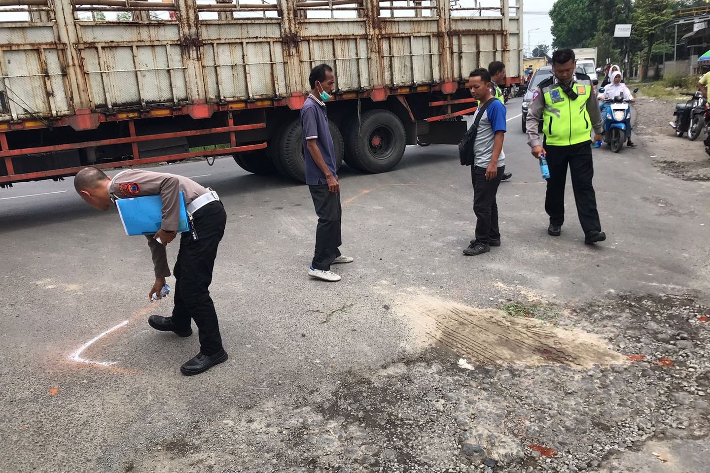 Atur Lalu Lintas, Supeltas Meninggal Ditabrak Truk Fuso