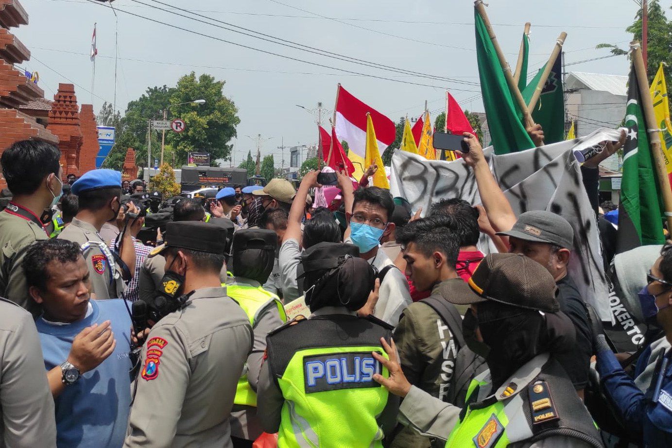 Demo Tolak Kenaikan BBM Sempat Memanas, Mahasiswa Kena Pukul Polisi