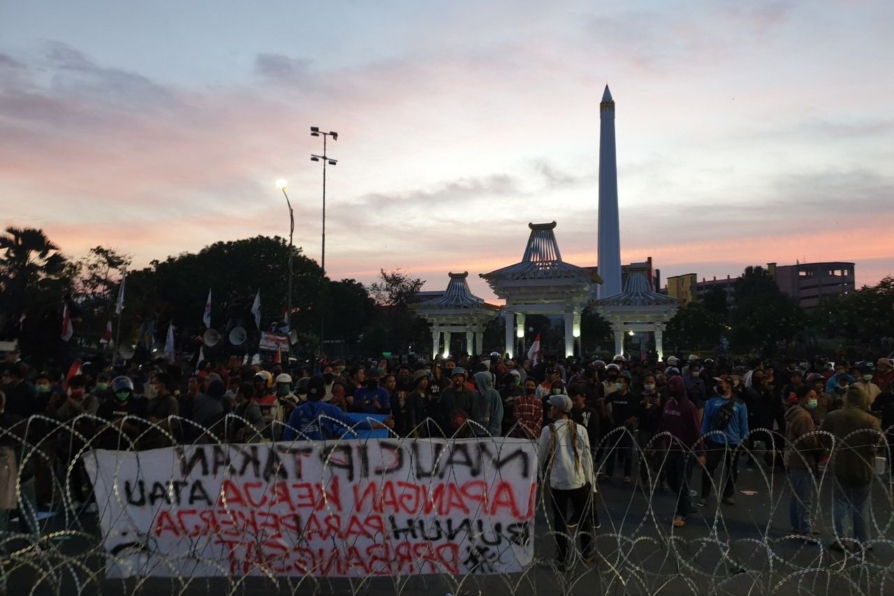 Demo di Depan Kantor Gubernur Jatim Bertahan Hingga Malam