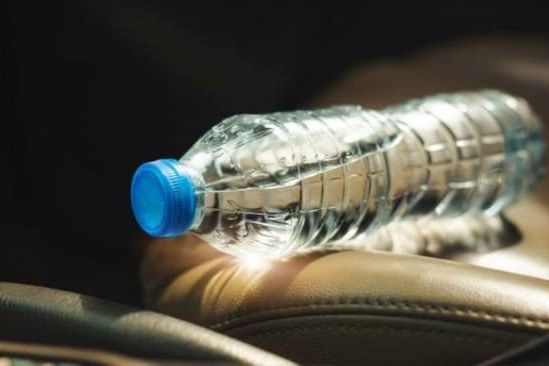 Bahaya Tinggalkan Botol Air Plastik di Mobil