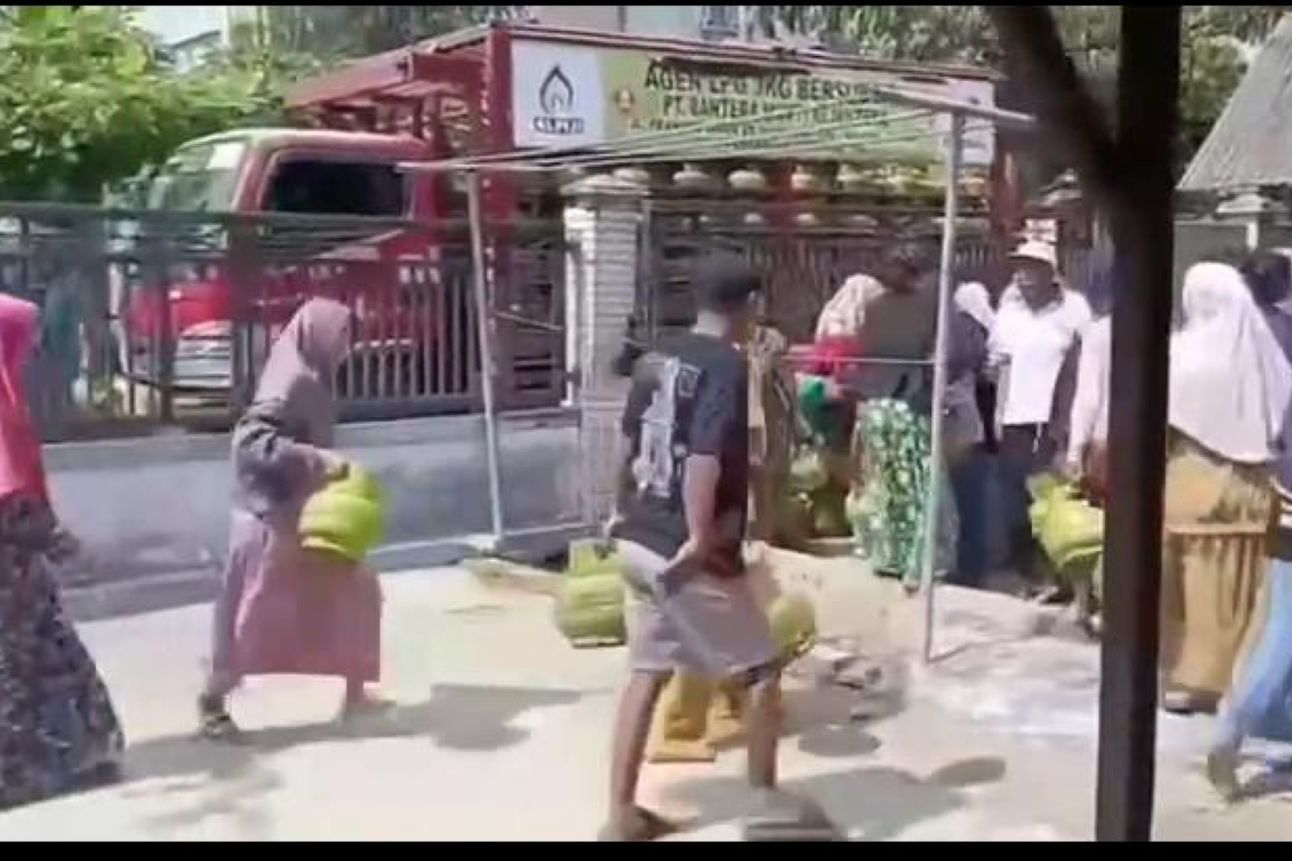LPG 3 Kg Langka di Tuban, Warga Keliling hingga Beralih ke Kayu Bakar