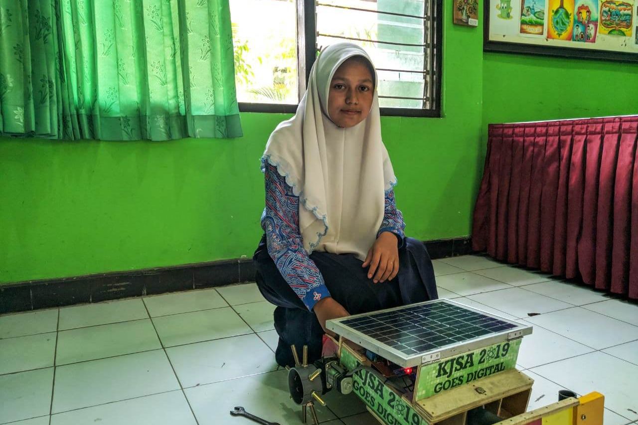 Terinspirasi Petani Desa, Siswa SMP di Ponorogo Ciptakan Robot Penjemur Gabah