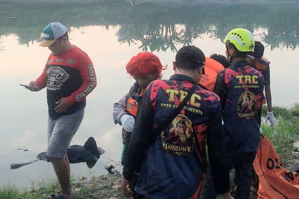 Jenazah Pria Mengapung di Sungai Brantas Mojokerto, Polisi Selidiki Identitas Korban