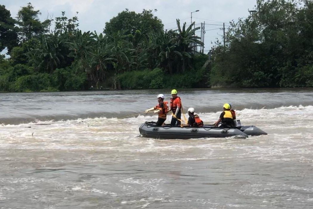 Satu Jam Melawan Pusaran, Tim SAR Evakuasi Jenazah Misterius di Dam Sipon Mojokerto