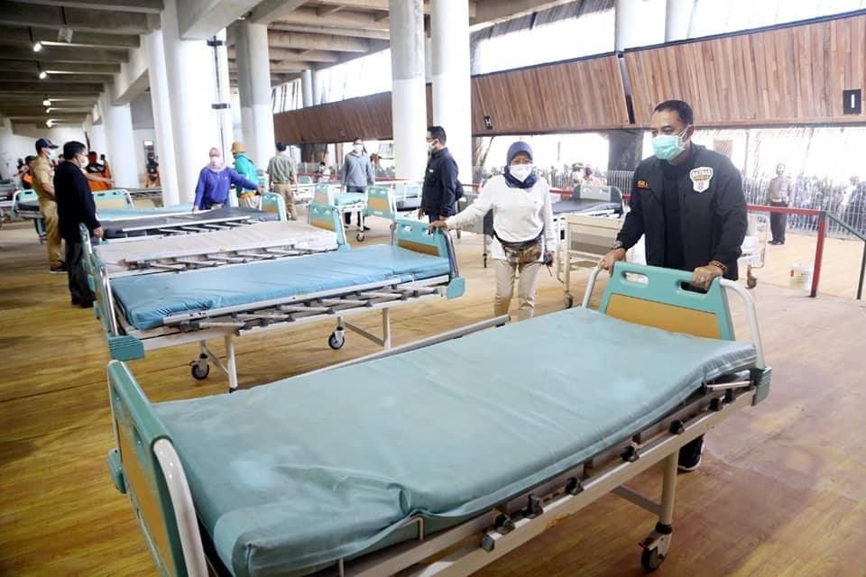 Fasilitas RS Lapangan Tembak Surabaya Terus Dilengkapi, Bed dari Kemensos Mulai Dipasang