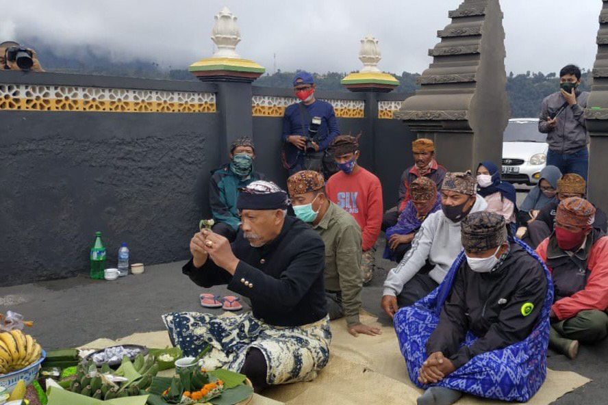 Wisata Bromo Dibuka Secara Ritual Adat