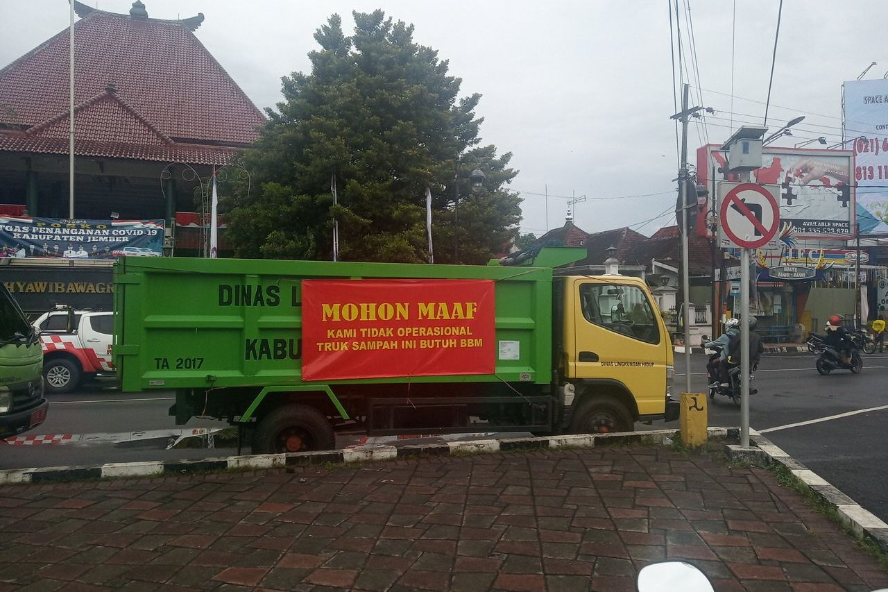 Belum Dibayar, Puluhan Sopir Truk Sampah di Jember Mogok