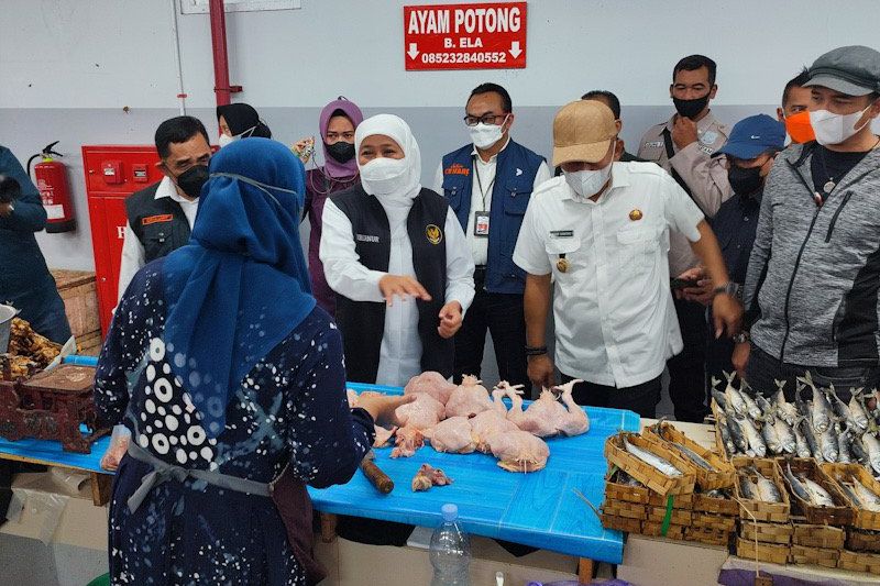Jelang Lebaran Khofifah Pantau Kebutuhan Pokok di Pasar Legi Ponorogo 