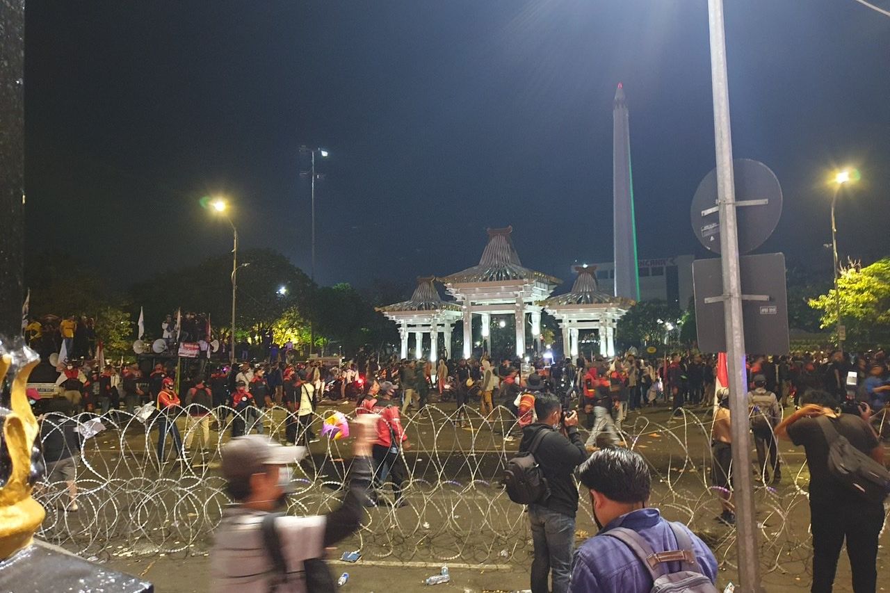 Kecewa Hanya Ditemui Sekdaprov Jatim, Pendemo Lempari Botol Mineral