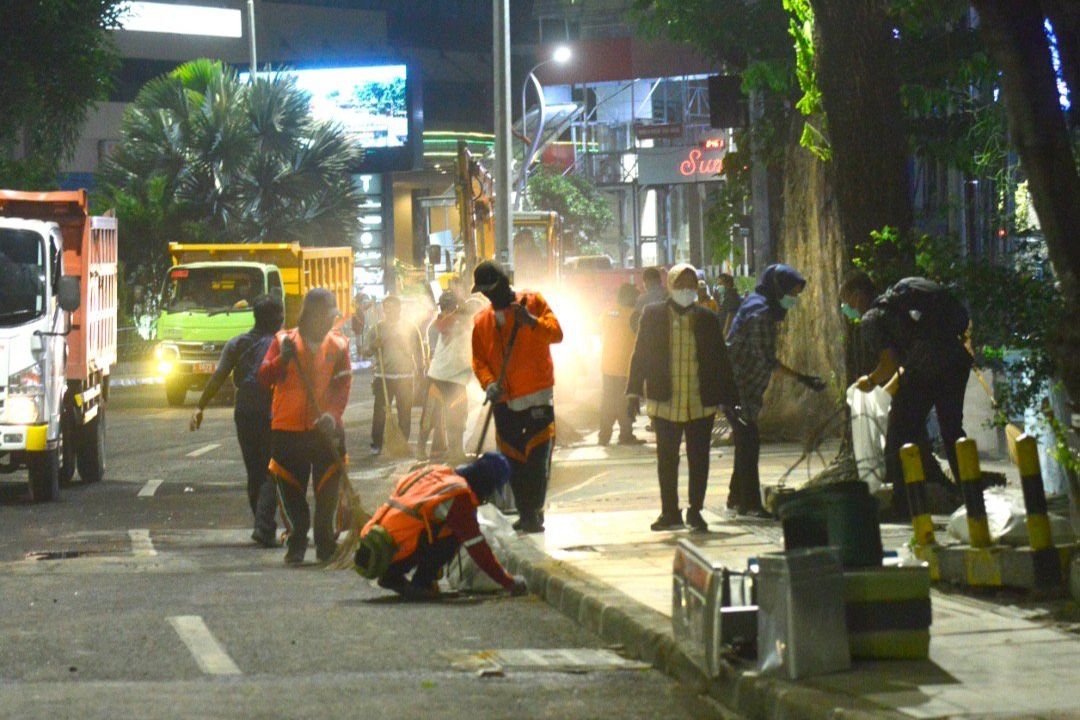 Pasca Demo, Dalam Hitungan Jam, Jalan Gubernur Suryo - Simpang Dukuh Bersih dari Sampah Pendemo