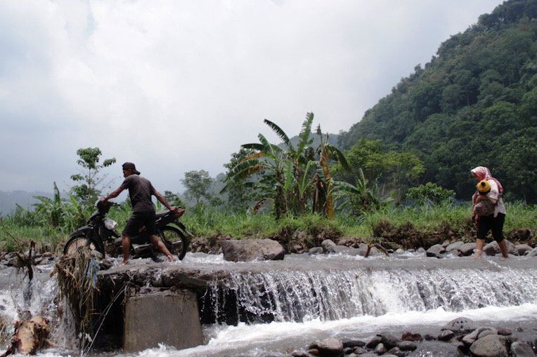 Jembatan Limpas Situbondo Tertutup Material Batu dan Kayu, Warga Terisolir?