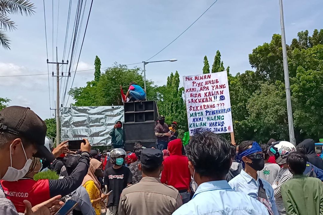 Buruh Pabrik Kayu di Probolinggo Demo DPRD