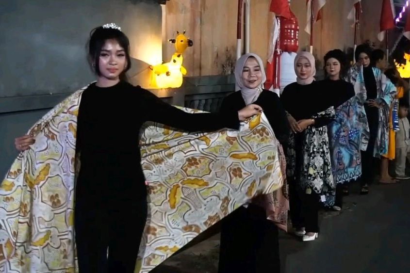 Fashion Show Batik Manggur Semarakkan HUT RI di Jalan Kampung Probolinggo