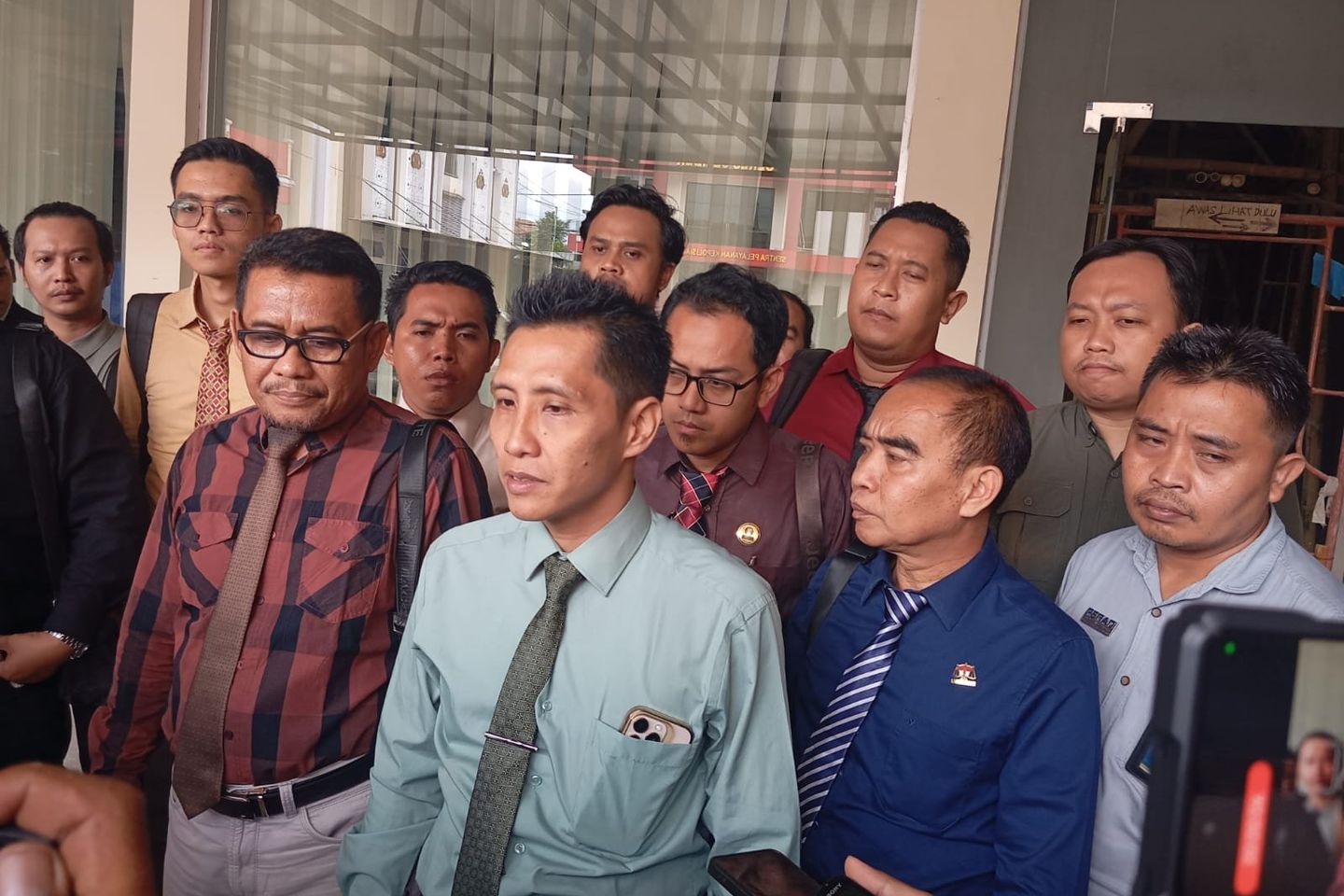 Advokat Karuniawan Penuhi Panggilan Polisi, 72 Rekan Ikut Mengawal