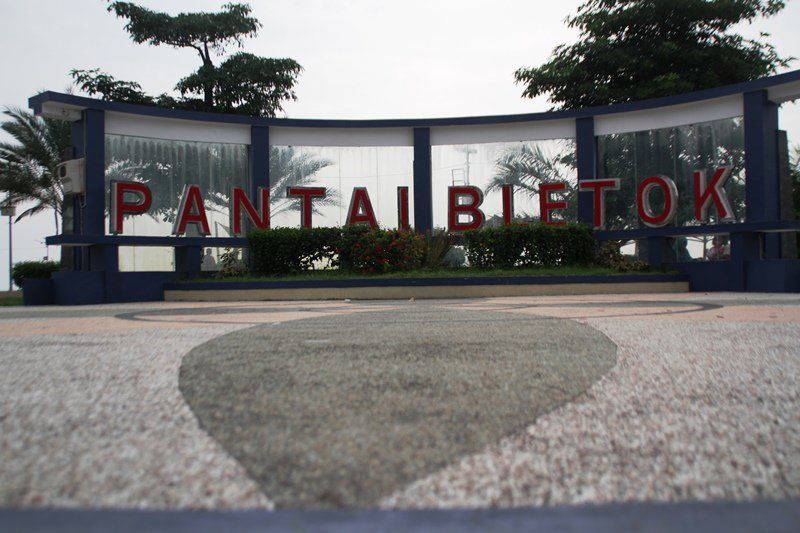 SPOT FOTO. Spot foto dengan latar belakang taman dan nama Pantai Bletok di jalur pantura Kecamatan Bungatan, Kab. Situbondo. Foto: Hozaini