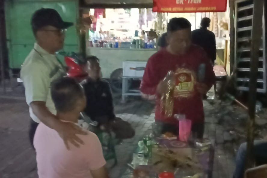 Polisi Bubarkan Pesta Miras di Angkringan Kawasan Pasar Legi Jombang