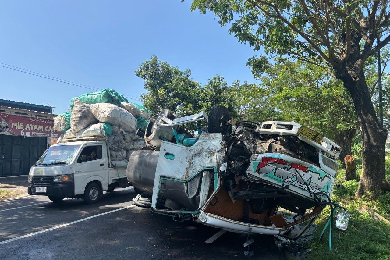 Hilang Kendali, Truk Terbalik di Jalur Menuju Mojokerto