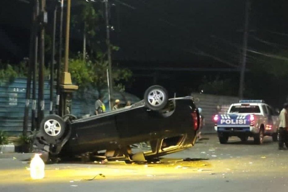 Innova Terguling Usai Tabrak Empat Becak di Tuban, Sopir Meninggal Dunia