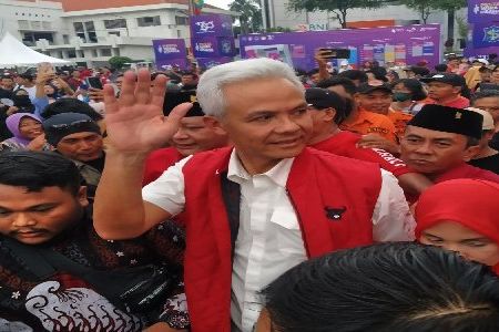 Di Balai Pemuda Surabaya, Ganjar Disambut Meriah Emak-emak