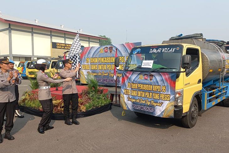 Akpol 1995 Patria Tama Gelontor 100 Ribu Liter Air Bersih di Dua Desa Wilayah Mojokerto