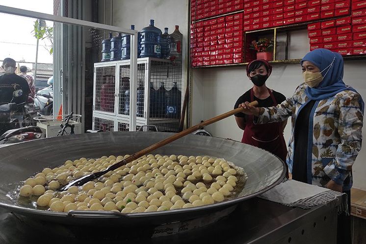 Singgah ke Outlet Legendaris, Khofifah Jajal Goreng 250 Biji Onde-onde di Wajan