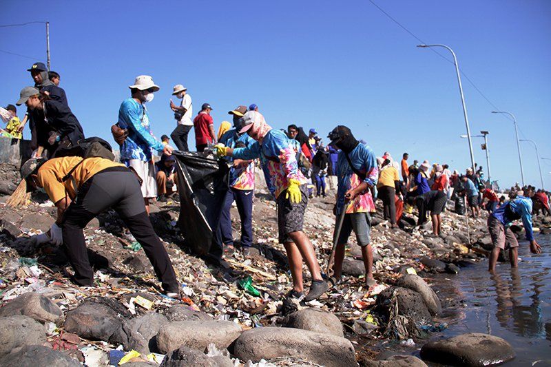 Wabup dan Istri Bupati Situbondo Pimpin Baksos Bersih - bersih Pantai