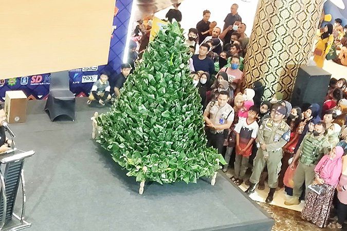 KWG Persembahkan Tumpeng Raksasa Nasi Krawu di Hari Jadi Gresik 536 dan Pemkab Gresik 49