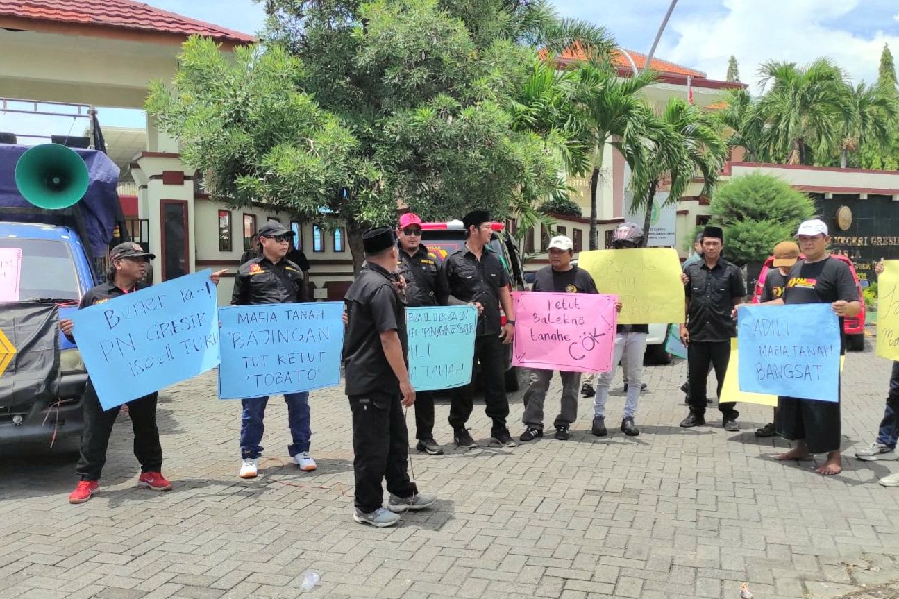 Paser Wong Bodho Geruduk PN Gresik, Tolak Eksekusi Tanah di Manyar