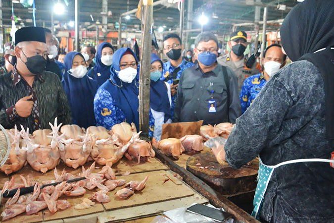 Kendalikan Harga Bahan Pokok Jelang Nataru, Bupati dan Wabup Sidak Pasar