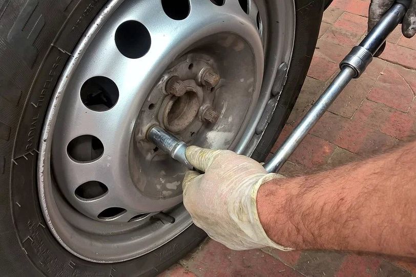 Ganti Ban Mobil Sendiri? Ikuti Langkah Sederhana Ini
