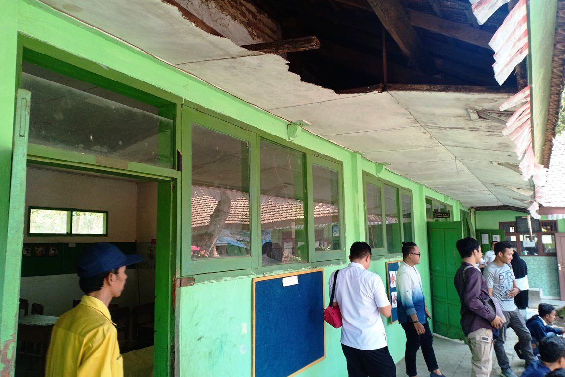 Plafon Ambrol, Perbaikan Gedung SD Sumberpoh Probolinggo Terkendala Status Lahan