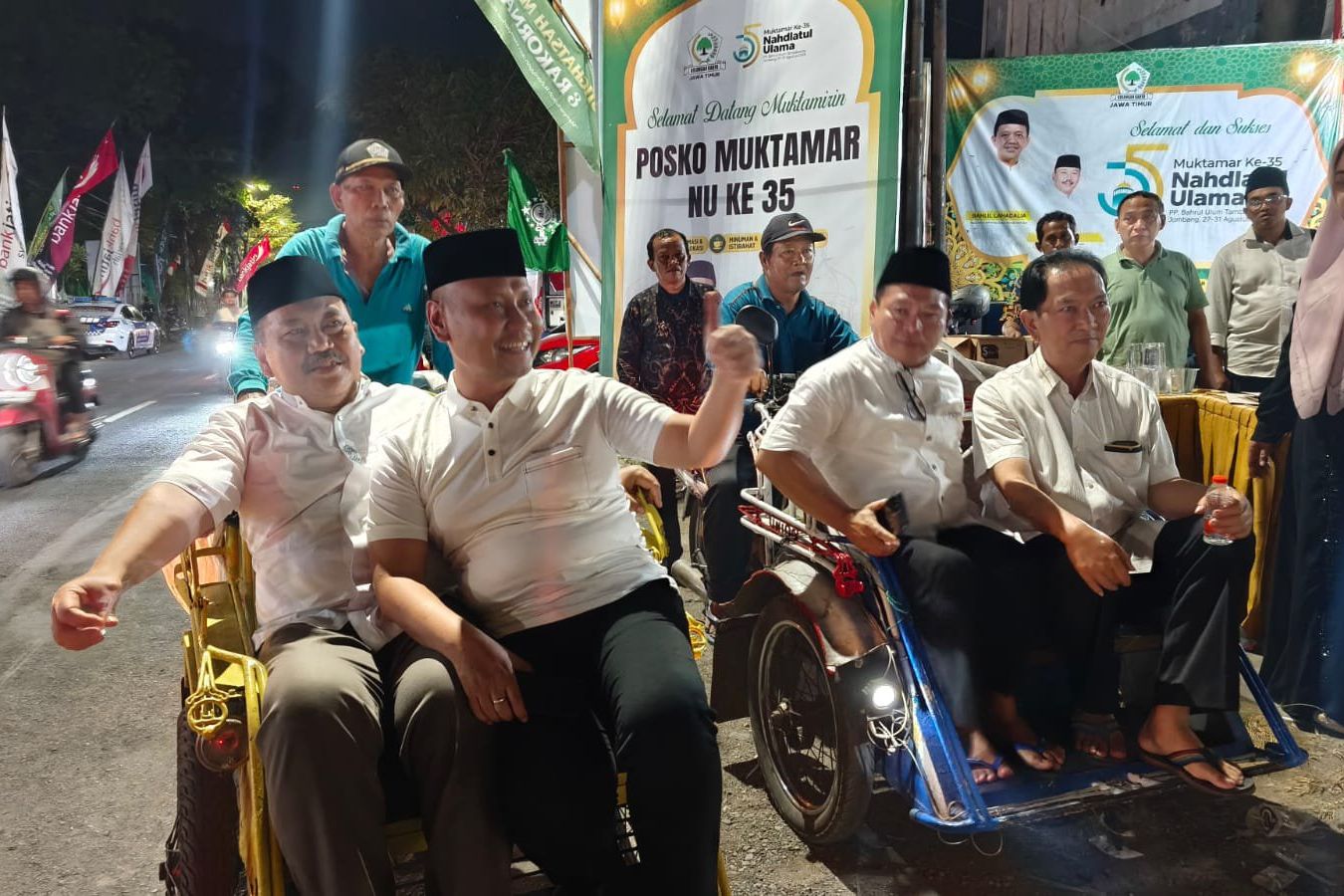 Khidmat Muktamar NU ke-35, Ali Mufthi bareng Kader Golkar Jatim Borong Dagangan PKL