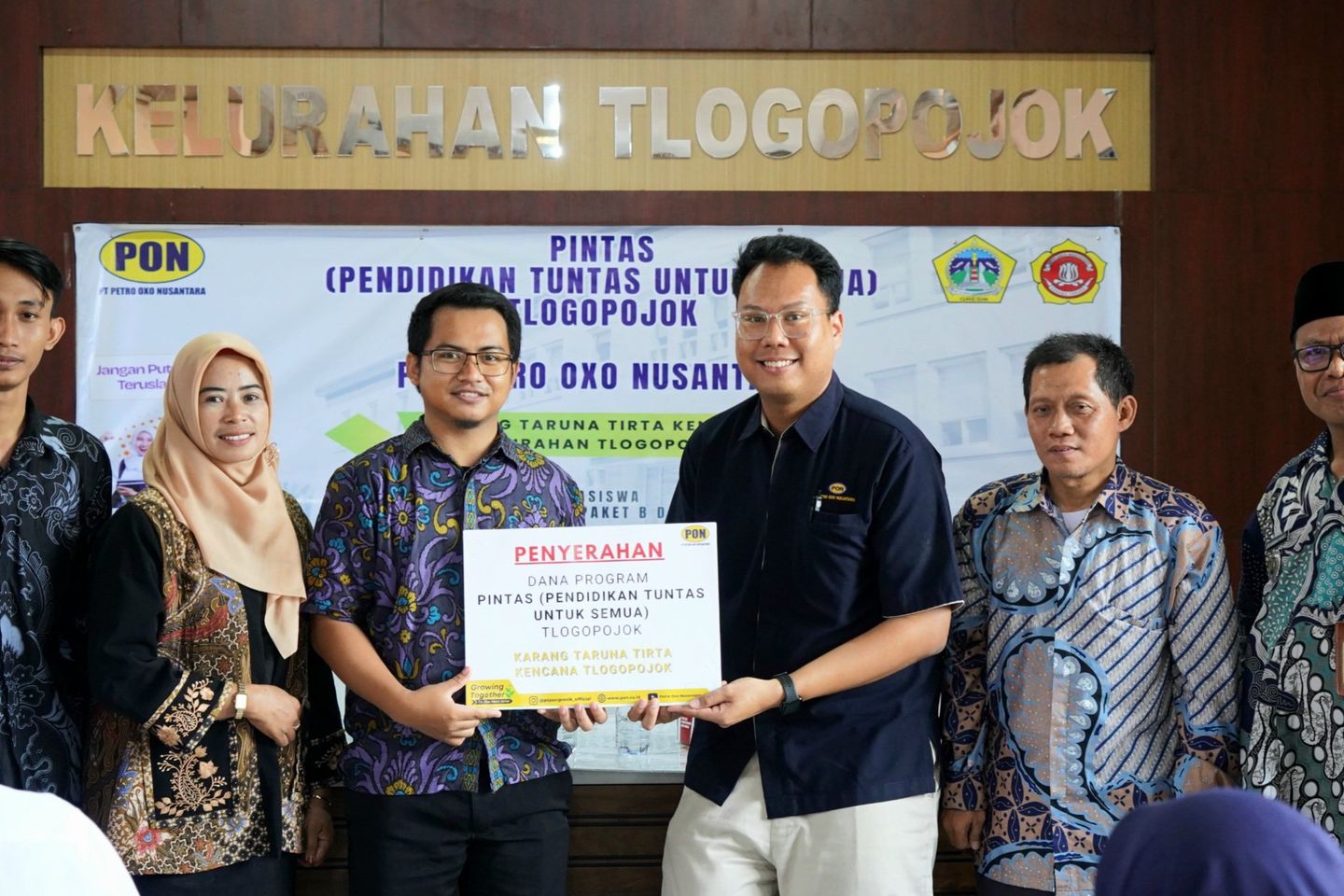 PT Petro Oxo Nusantara Salurkan Beasiswa Kejar Paket B dan C bagi Warga Tlogopojok Gresik