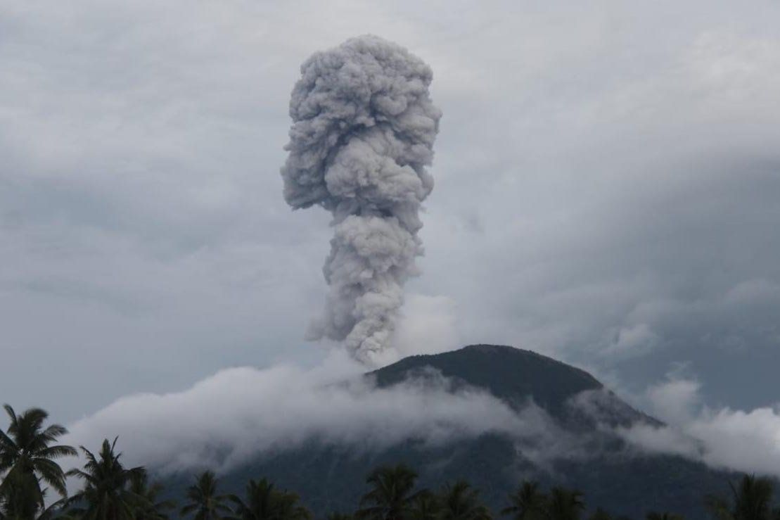 Gunung Ibu Meletus, Masyarakat Berada di Zona Aman
